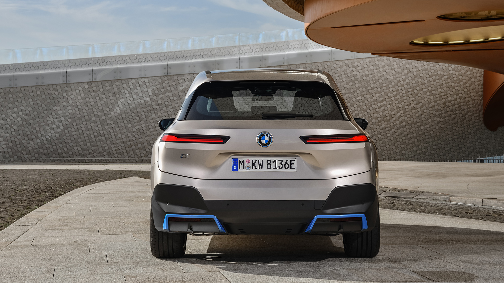 BMW iX изглед отзад в покой BMW iX Cashmere Silver i20 изглед отзад в покой