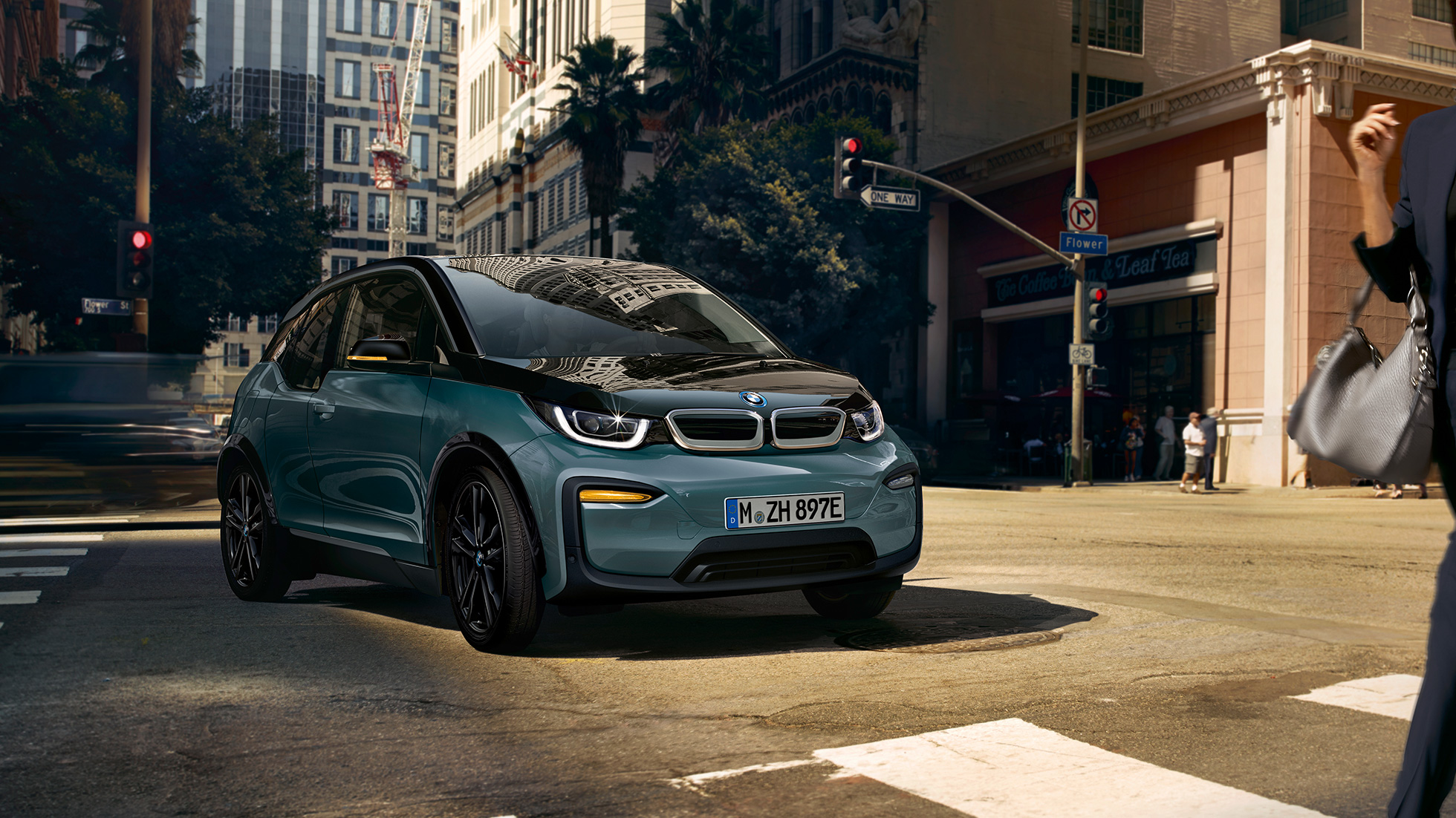 BMW i3 2018 три четвърти изглед отпред, в движение BMW i3 I01 2018 Jucaro Beige с акцент Frozen Grey metallic три четвърти изглед отпред, в движение на фона на града