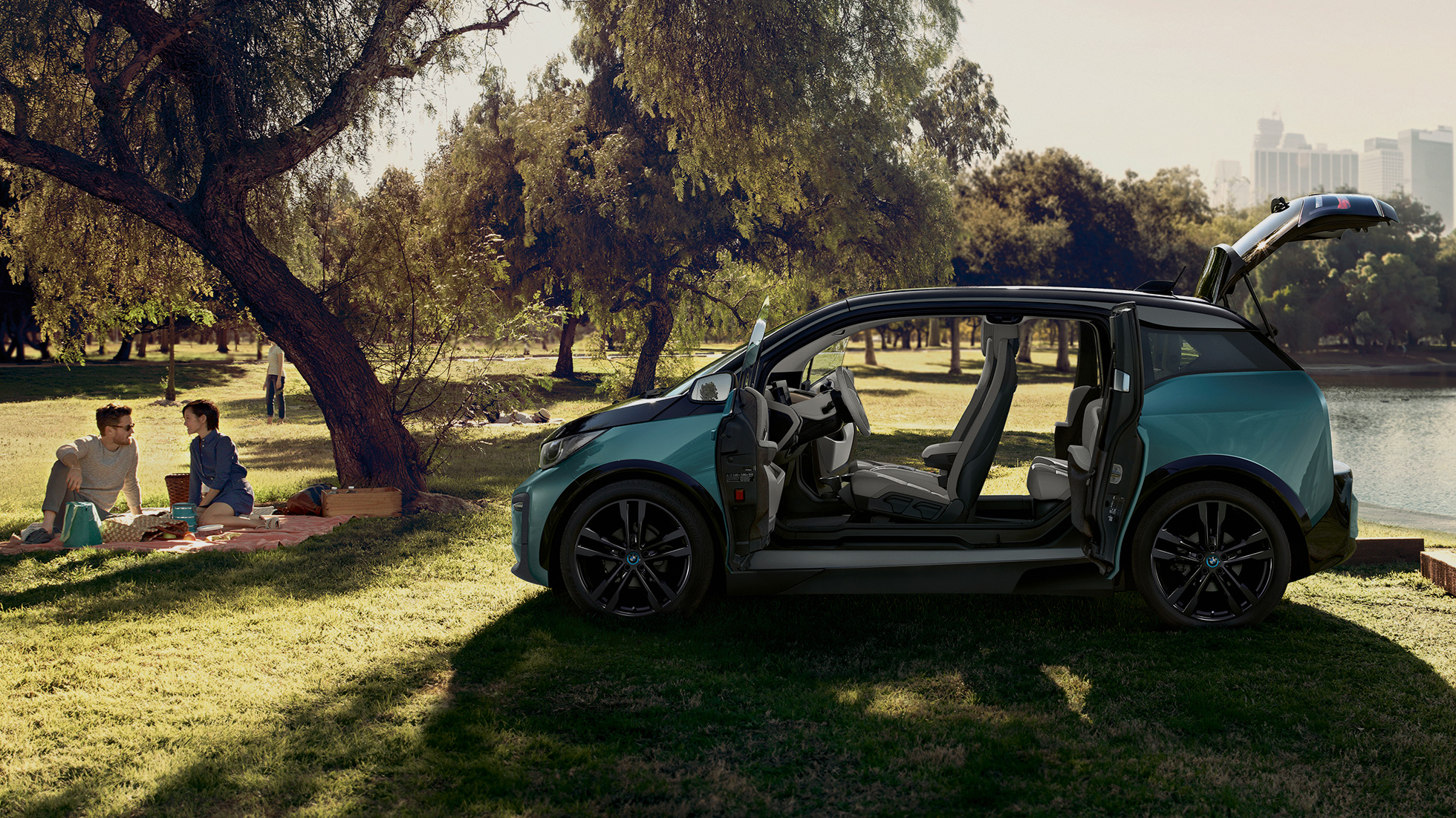 BMW i3 2018 изглед отстрани с отворени врати BMW i3 I01 2018 Jucaro Beige с акцент Frozen Grey metallic изглед отстрани с отворени врати