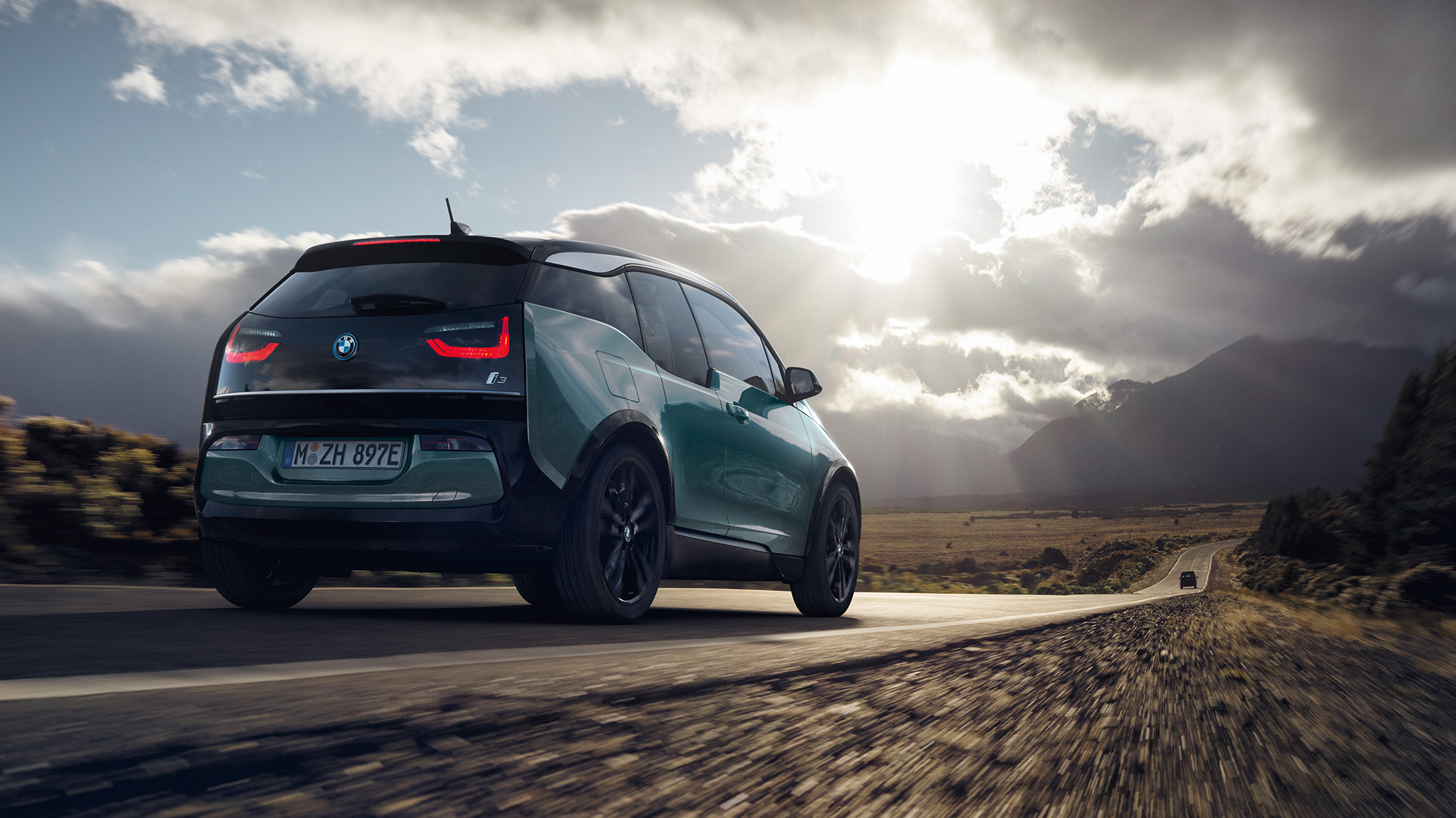 BMW i3 2018 три четвърти изглед отзад, в движение по междуградски път BMW i3 I01 2018 Jucaro Beige с акцент Frozen Grey metallic три четвърти изглед отзад, в движение по междуградски път