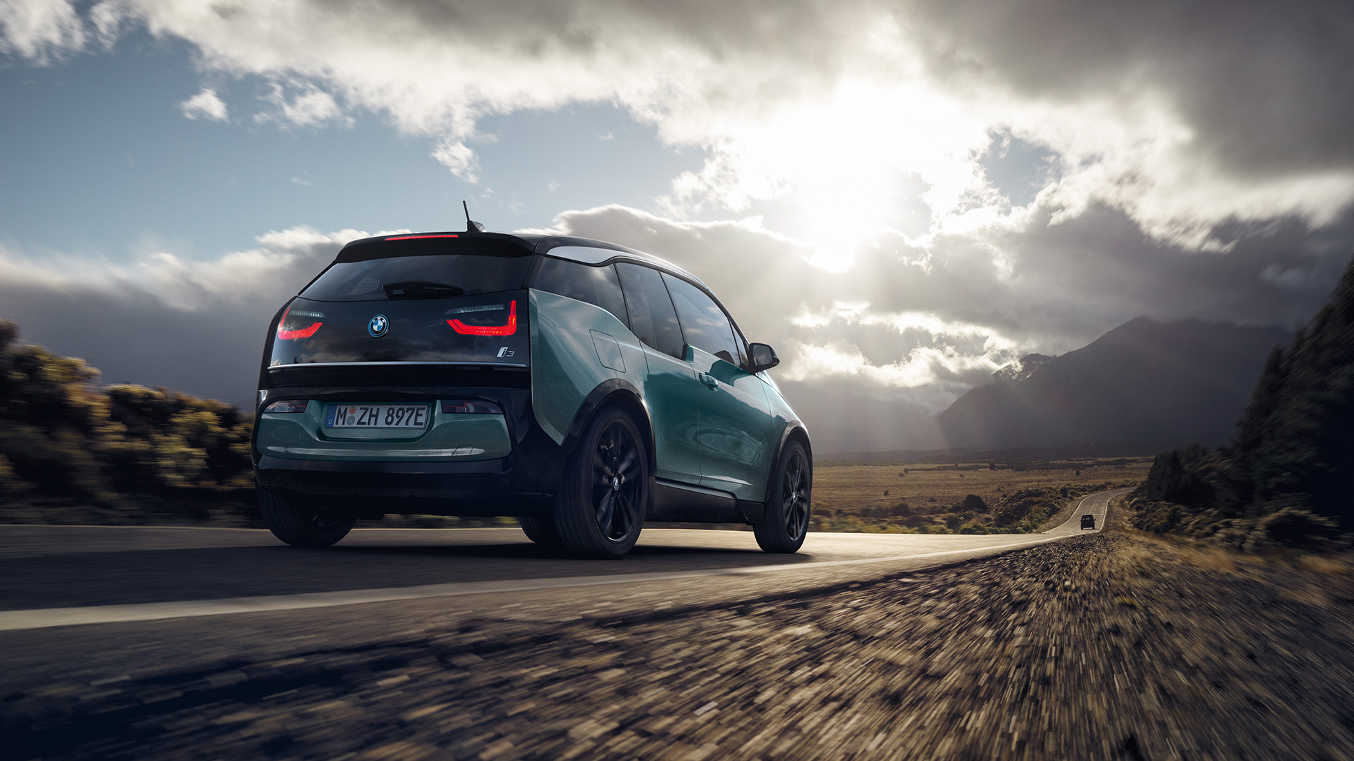 BMW i3 2018 три четвърти изглед отзад, в движение по междуградски път BMW i3 I01 2018 Jucaro Beige с акцент Frozen Grey metallic три четвърти изглед отзад, в движение по междуградски път