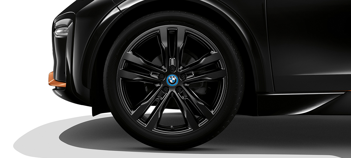 BMW i3s Edition RoadStyle 2019 изглед отстрани отпред с джанта BMW i3s Edition RoadStyle 2019 I01 Fluid Black с акценти в E-Copper изглед отстрани отпред с джанта