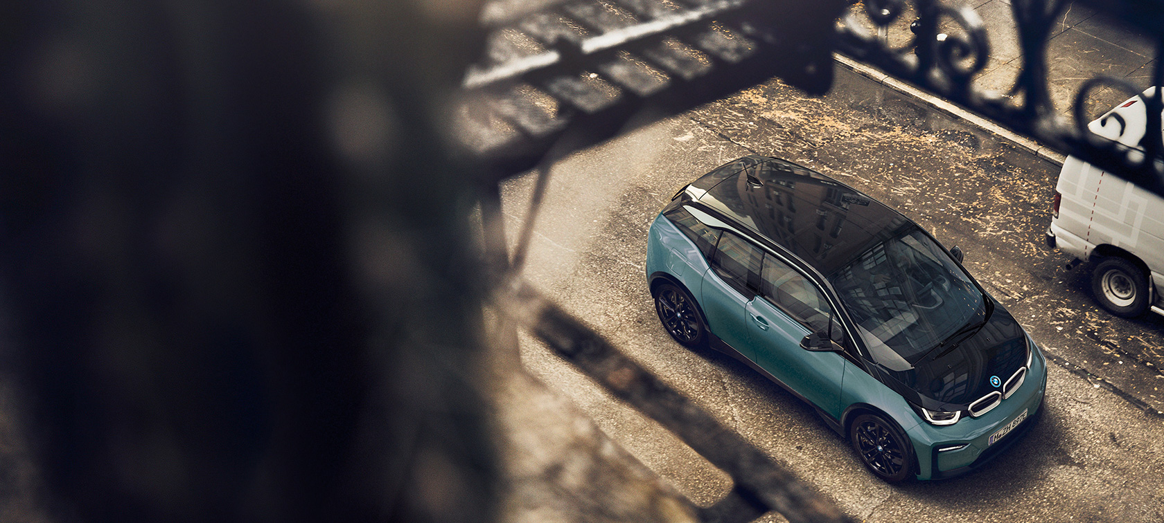 BMW i3 2018 от перспектива птичи поглед BMW i3 I01 2018 Jucaro Beige с акцент Frozen Grey metallic от перспектива птичи поглед карбонов покрив