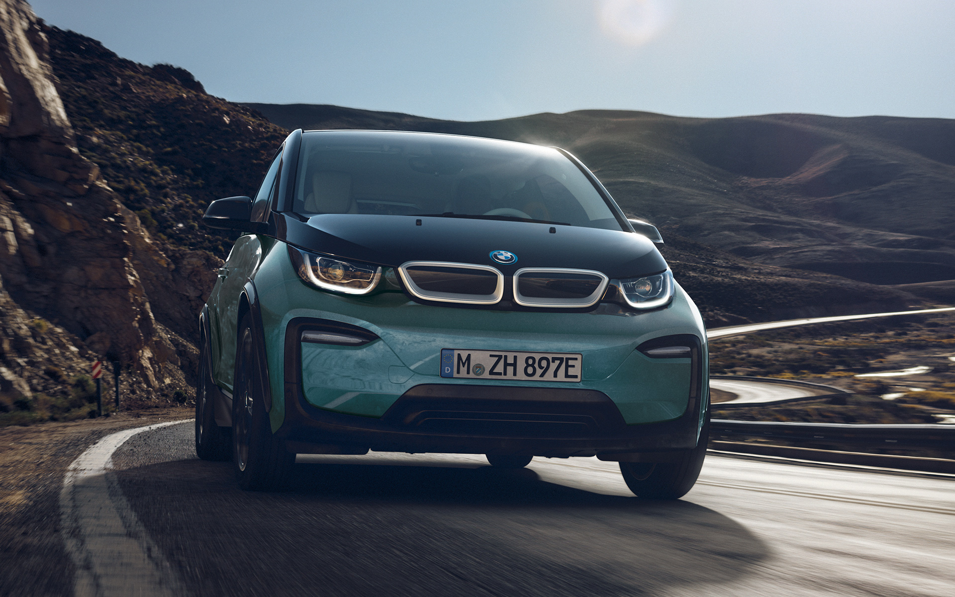 BMW i3 I01 2018 Blue Ridge Mountain с акцент Frozen Grey metallic три четвърти изглед отстрани в движение на фона на града