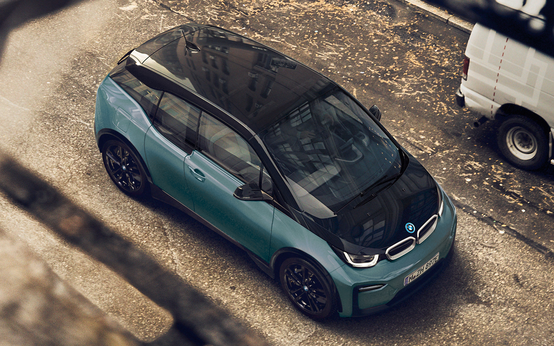 BMW i3 I01 2018 Blue Ridge Mountain с акцент Frozen Grey metallic от перспектива птичи поглед карбонов покрив