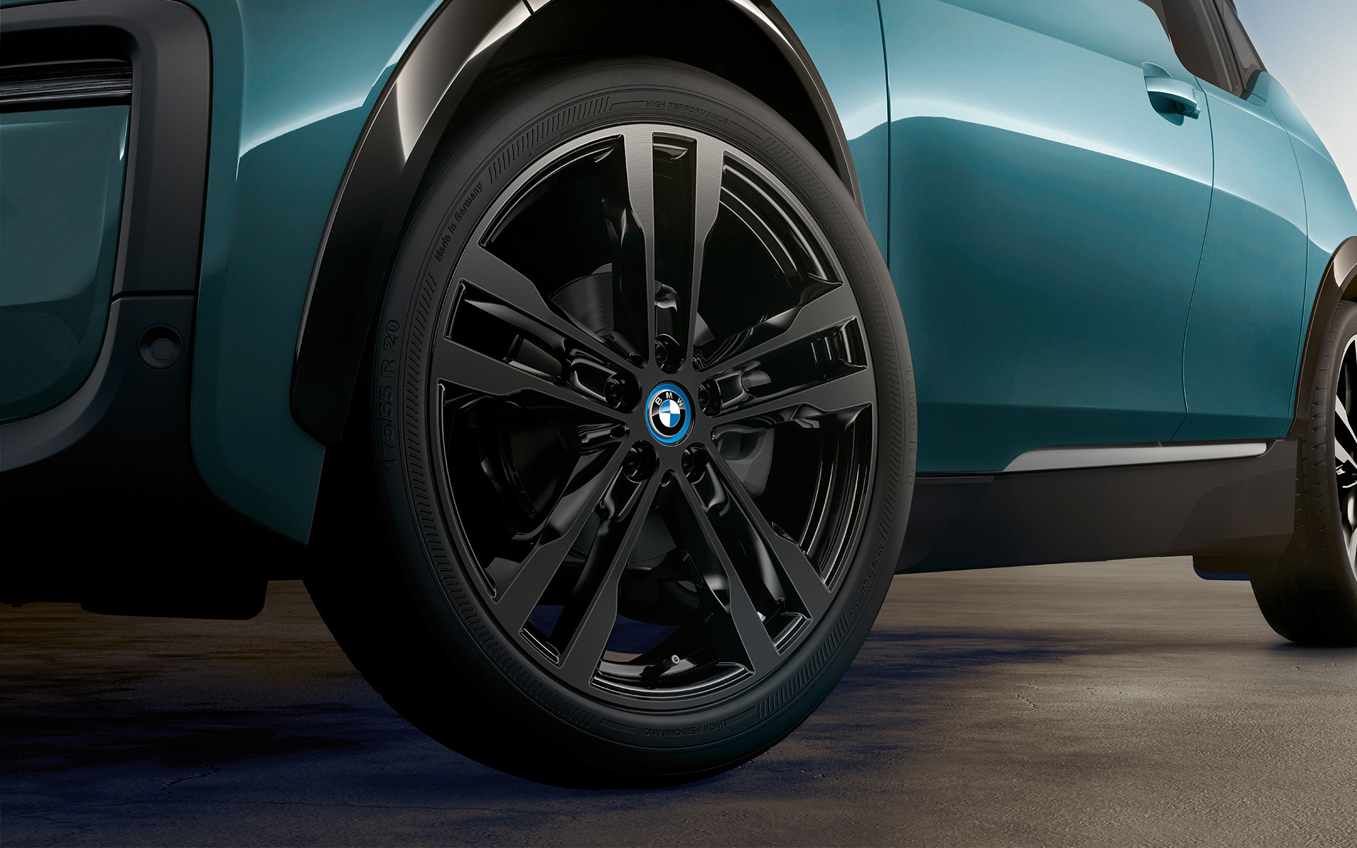 BMW i3 I01 2018 Blue Ridge Mountain с акцент Frozen Grey metallic снимка отблизо алуминиева джанта