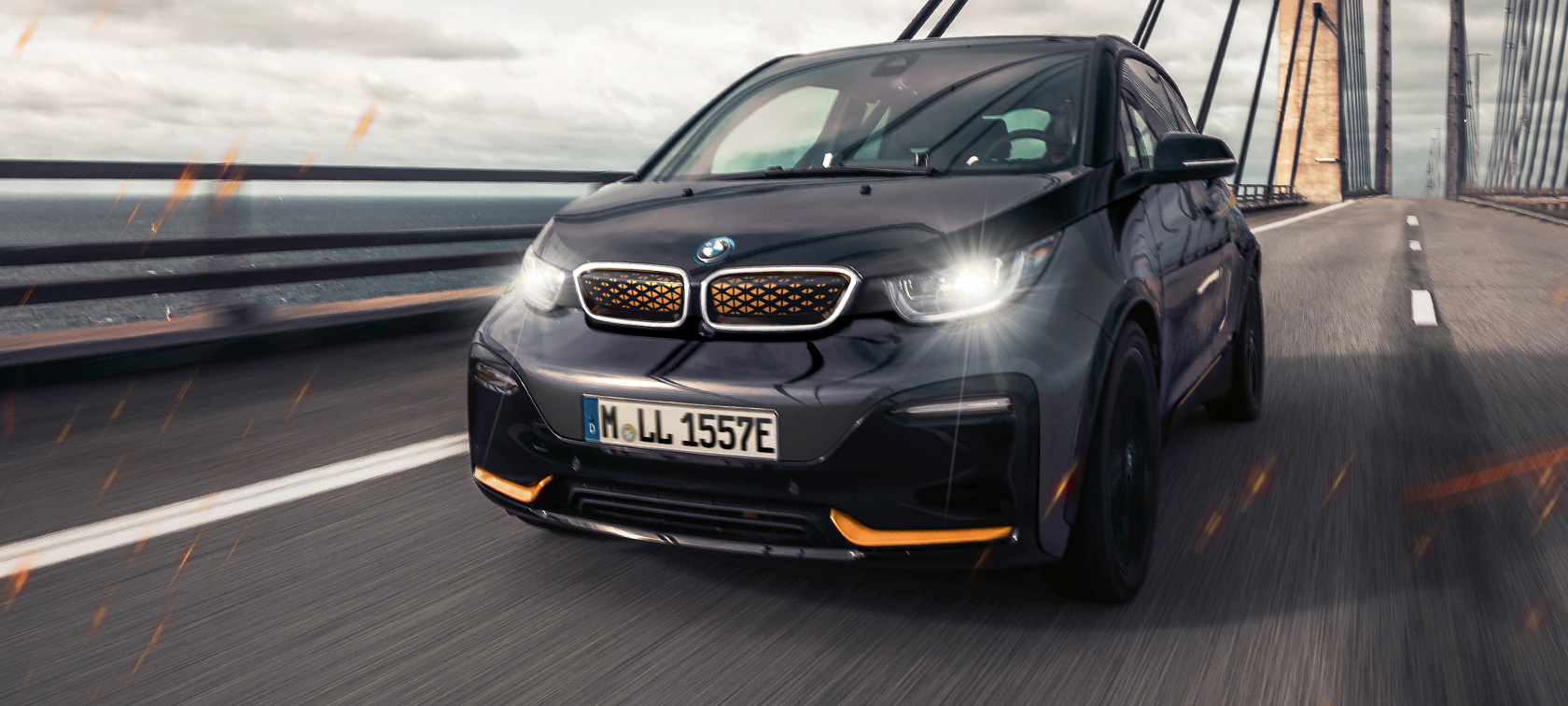 BMW i3 Unique Forever Edition I01 три четвърти изглед отпред BMW i3 Unique Forever Edition I01 Storm Bay с акцент Frozen E-Copper metallic три четвърти изглед отпред в движение по пътя