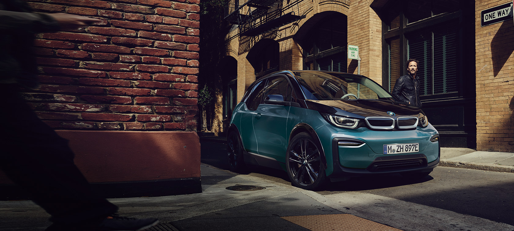 BMW i3 I01 2018 Blue Ridge Mountain с акцент Frozen Grey metallic три четвърти изглед отпред, паркирано на фона на града