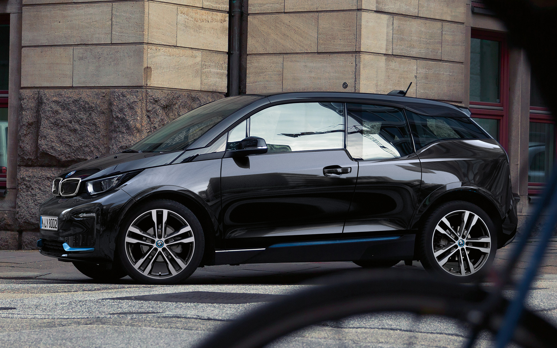 BMW i3s I01 2018 Fluid Black с акцент BMW i Blue изглед отстрани в движение на фона на града