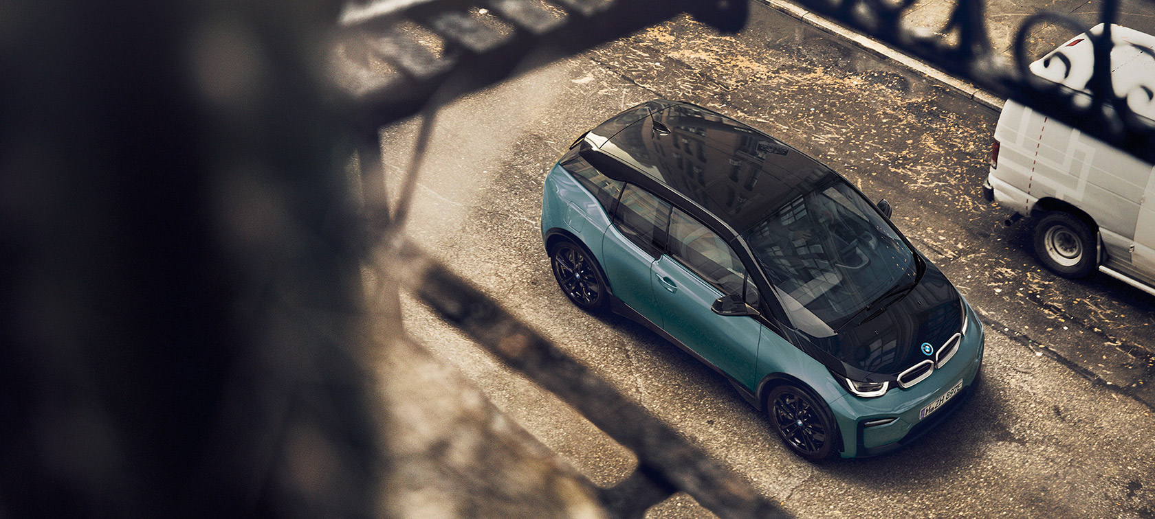 BMW i3 I01 2018 от перспектива птичи поглед BMW i3 I01 2018 Blue Ridge Mountain с акцент Frozen Grey metallic от перспектива птичи поглед карбонов покрив