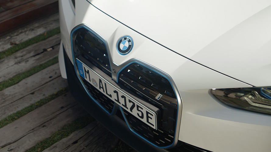 BMW i4 eDrive40 G26 2021 Mineral White външен дизайн в детайли видео BMW i4 eDrive40 G26 2021 Mineral White външен дизайн в детайли видео