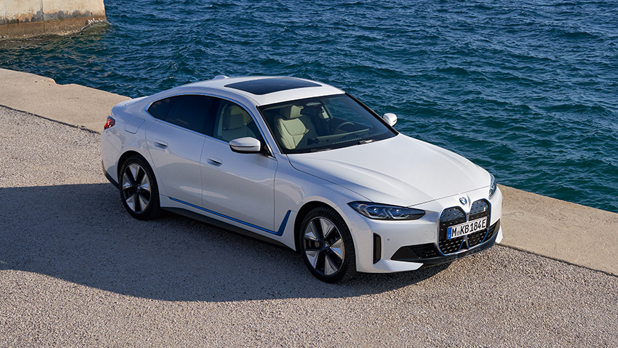 Три четвърти изглед отпред BMW i4 eDrive40 G26 2021 на кей BMW i4 eDrive40 G26 2021 Mineral White три четвърти изглед отпред на кей