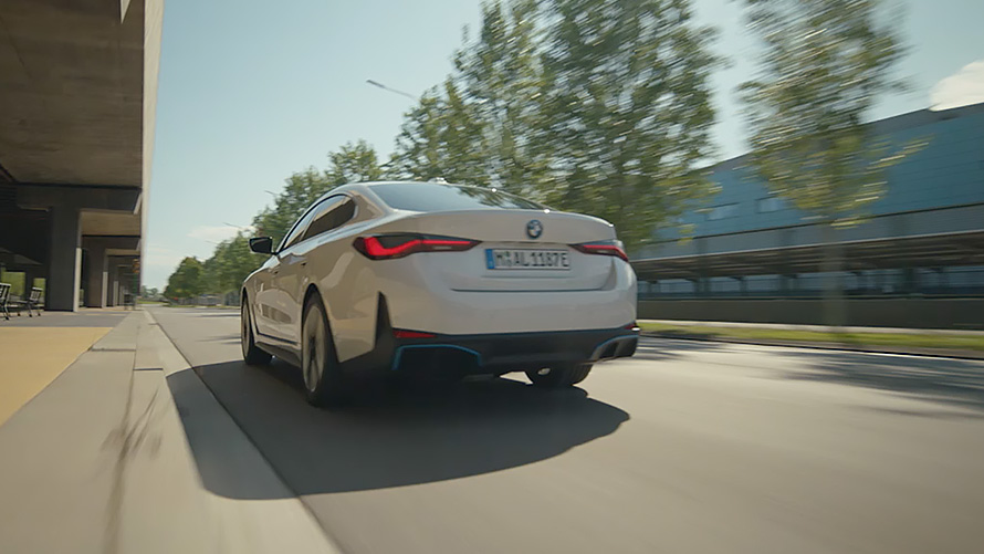 Напълно електрическото BMW i4 G26 2021 снимка отблизо отстрани отпред Напълно електрическото BMW i4 G26 2021 снимка отблизо отстрани отпред