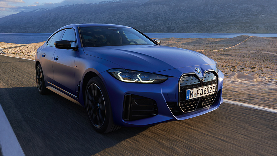 Три четвърти изглед отпред BMW i4 M50 G26 2021 BMW i4 M50 G26 2021 BMW М Portimao Blue metallic три четвърти изглед отпред в движение по път