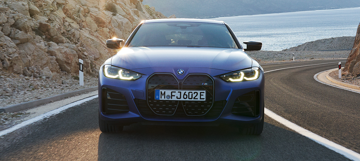Изглед отпред BMW i4 M50 G26 2021 в движение BMW i4 M50 G26 2021 BMW М Portimao Blue metallic изглед отпред в движение по път