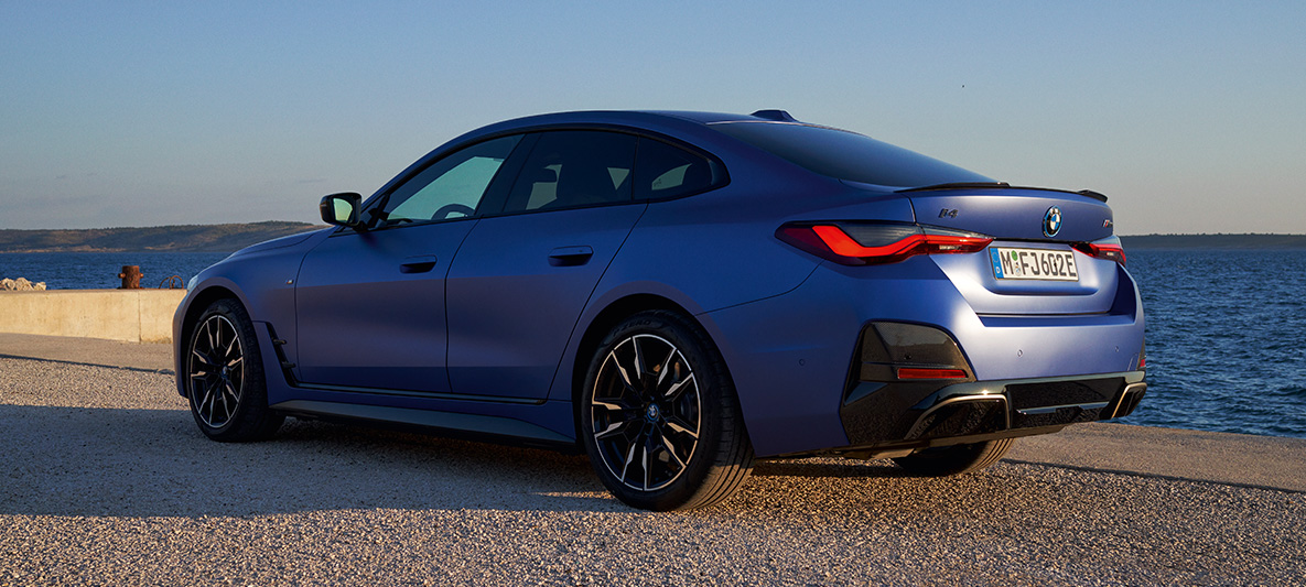 Три четвърти изглед отзад BMW i4 M50 G26 2021 BMW i4 M50 G26 2021 BMW М Portimao Blue metallic три четвърти изглед отзад на кей
