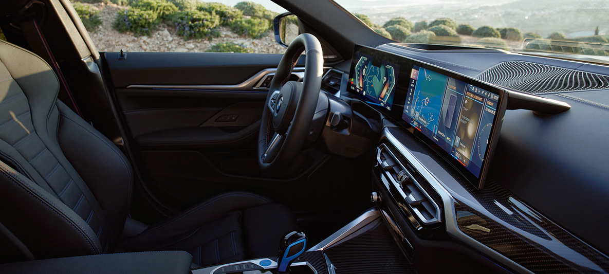 Кокпит BMW i4 M50 G26 2021 Кокпит BMW i4 M50 G26 2021 изглед отстрани интериор