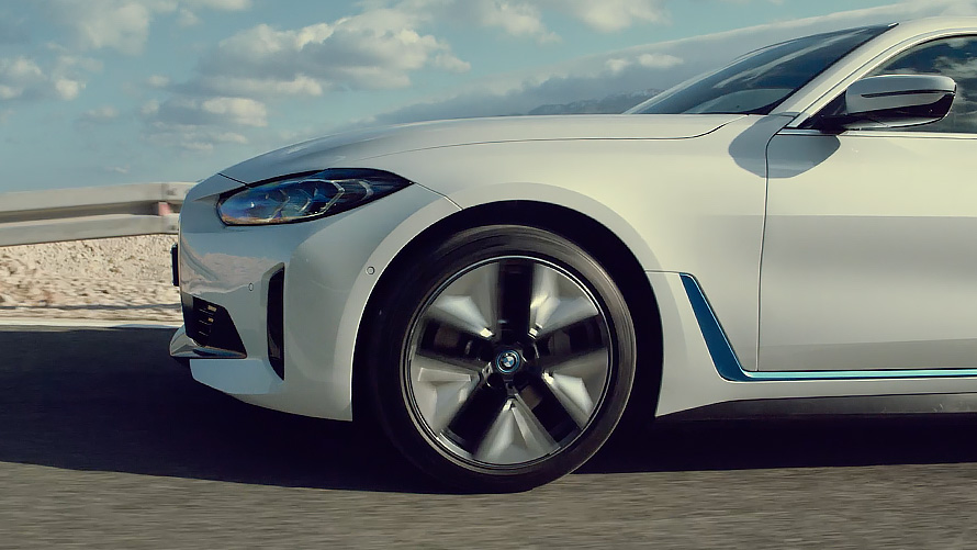 Динамичните характеристики и ускорението на напълно електрическото BMW i4 M50 във филм G26 2021 Динамичните характеристики и ускорението на напълно електрическото BMW i4 M50 във филм G26 2021