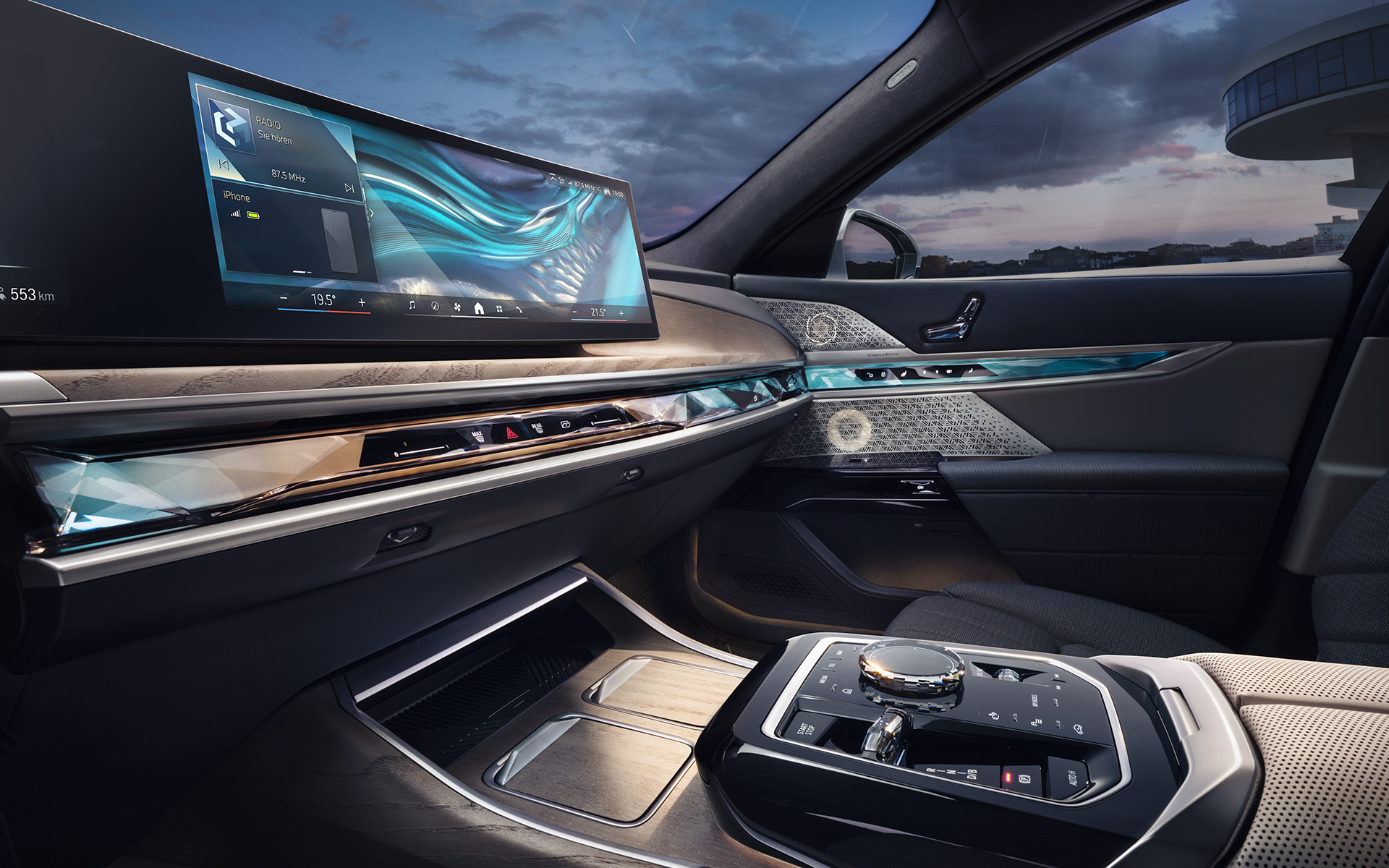Арматурно табло и Interaction bar BMW i7 G70 интериор Арматурно табло и Interaction bar осветена тъч лайстна за управление BMW i7 G70 интериор
