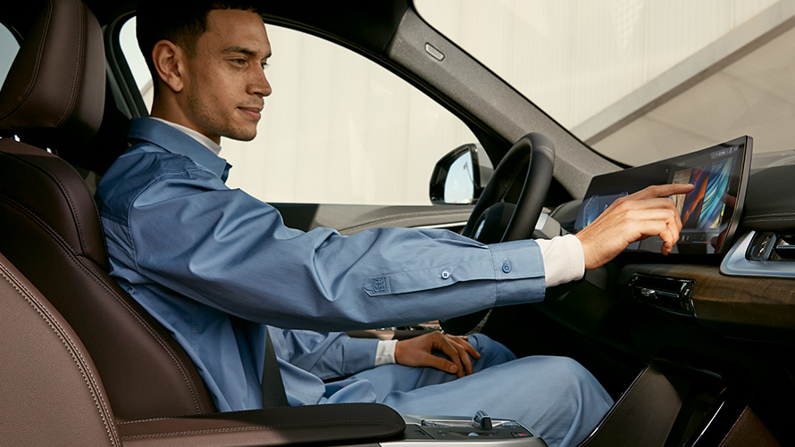 BMW iX1 U11 BEV интериор тъч управление BMW iX1 U11 BEV интериор водач тъч управление Curved Display