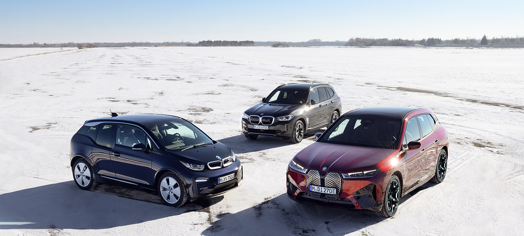 BMW електромобили три четвърти изглед отстрани върху пясъка от перспектива птичи поглед BMW i модели BMW електромобили три четвърти изглед отстрани върху пясъка от перспектива птичи поглед