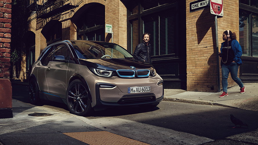 BMW i модели BMW i3 I01 първо поколение три четвърти изглед отпред на алея BMW i модели BMW i3 I01 първо поколение три четвърти изглед отпред на алея