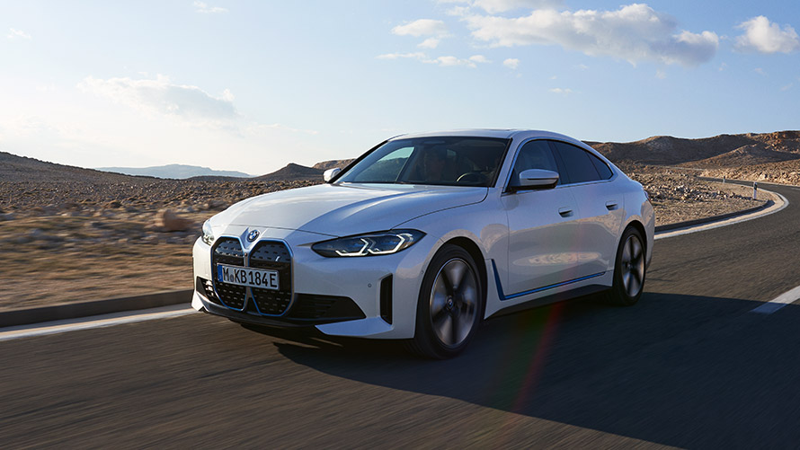 BMW i4 G26 първо поколение три четвърти изглед отпред в движение BMW i модели BMW i4 G26 първо поколение три четвърти изглед отпред в движение