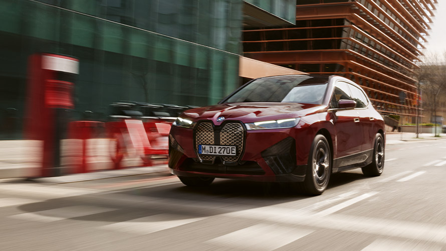 BMW iX I20 първо поколение три четвърти изглед отпред в движение BMW i модели BMW iX I20 първо поколение три четвърти изглед отпред в движение