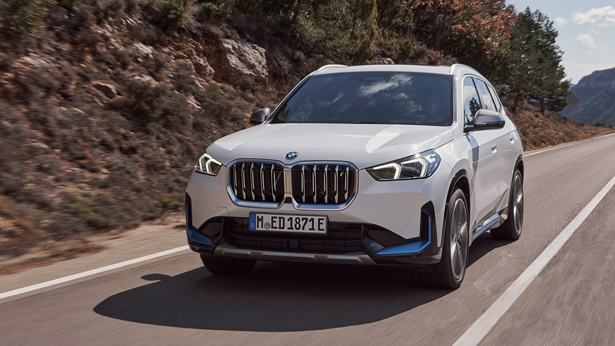 BMW Серия X BMW iX1 U11 първо поколение три четвърти изглед отпред шофиране по пътя BMW Серия X BMW iX1 U11 първо поколение три четвърти изглед отпред шофиране по пътя