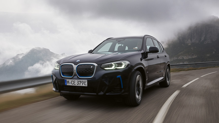 BMW iX3 G08 първо поколение три четвърти изглед отстрани в движение BMW i модели BMW iX3 G08 първо поколение три четвърти изглед отстрани в движение