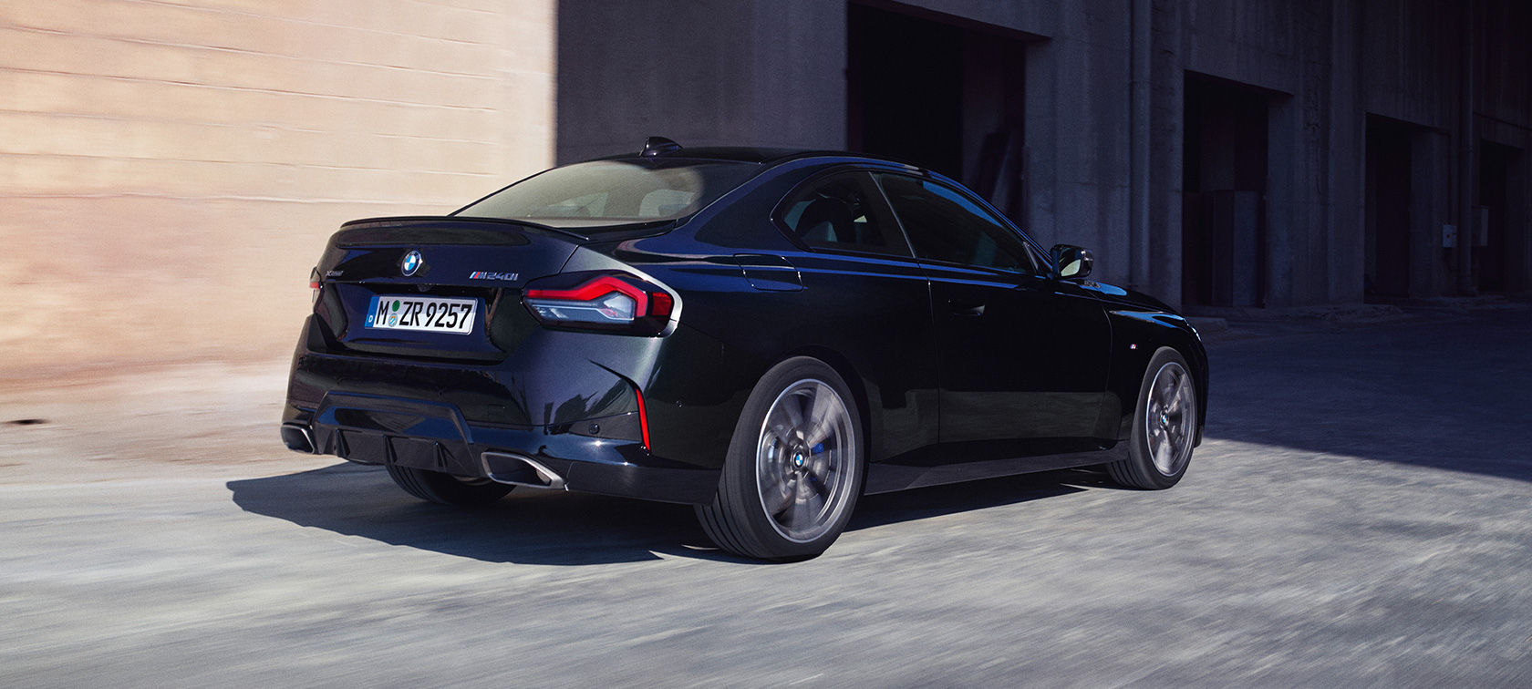 Три четвърти изглед отзад BMW M240i xDrive Купе G42 2021 BMW M240i xDrive Купе 2021 Black Sapphire metallic три четвърти изглед отзад в движение