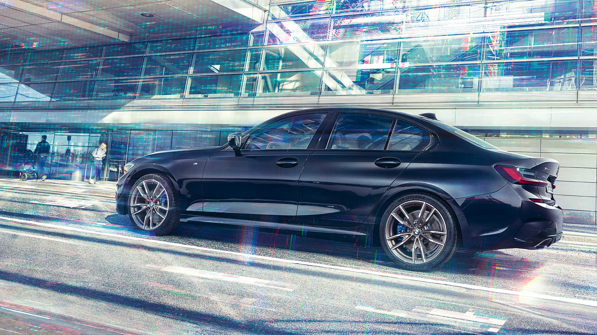 Изглед отстрани BMW M340i xDrive Седан BMW M340i xDrive Седан G20 Sapphire Black metallic изглед отстрани в движение
