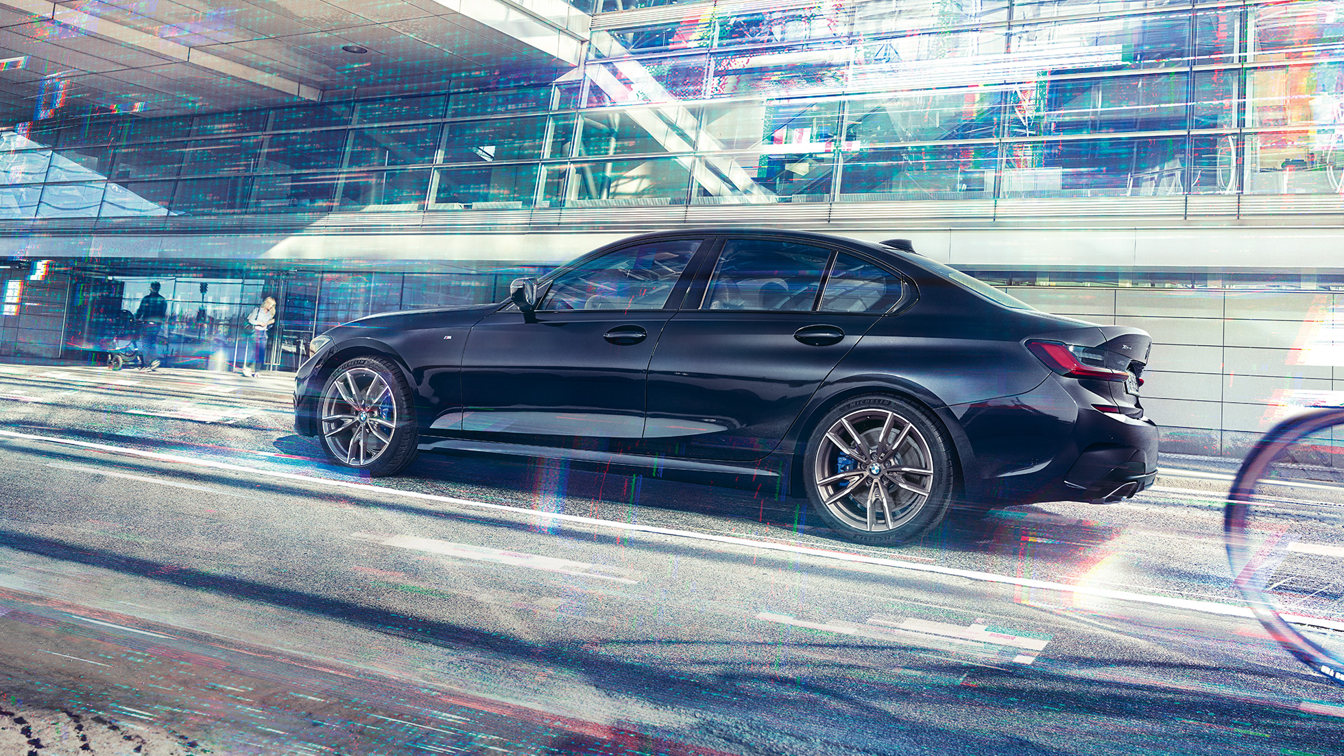 Изглед отстрани BMW M340i xDrive Седан BMW M340i xDrive Седан G20 Sapphire Black metallic изглед отстрани в движение