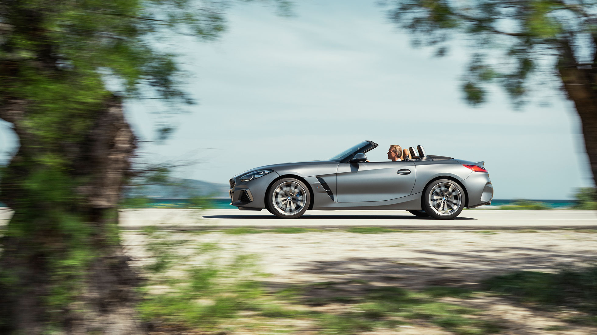 Екстериорът на BMW Z4 M40i G29 BMW Z4 Roadster M40i G29 2019 Кабриолет BMW Individual Frozen Grey metallic изглед отстрани