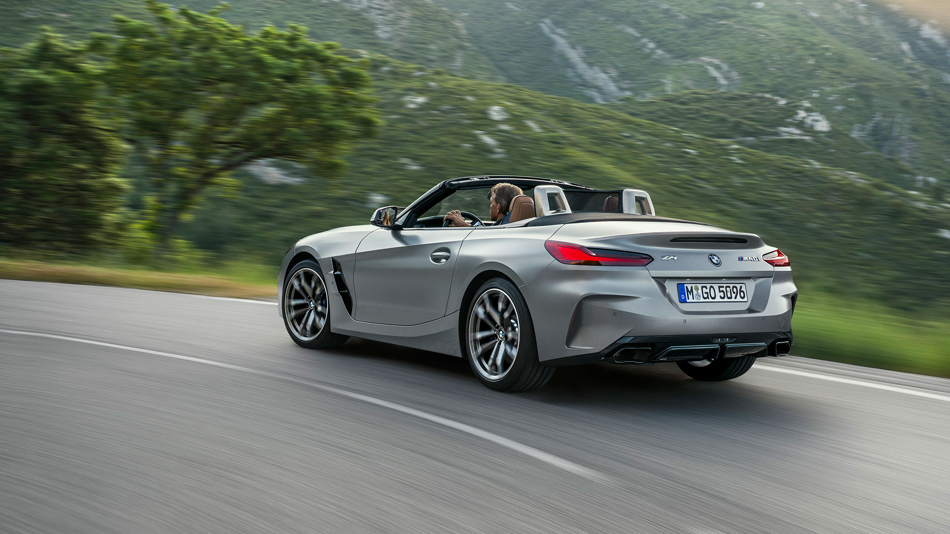 Динамиката на BMW Z4 M40i G29 BMW Z4 Roadster M40i G29 2019 BMW Individual Frozen Grey metallic в движение, три четвърти изглед отзад