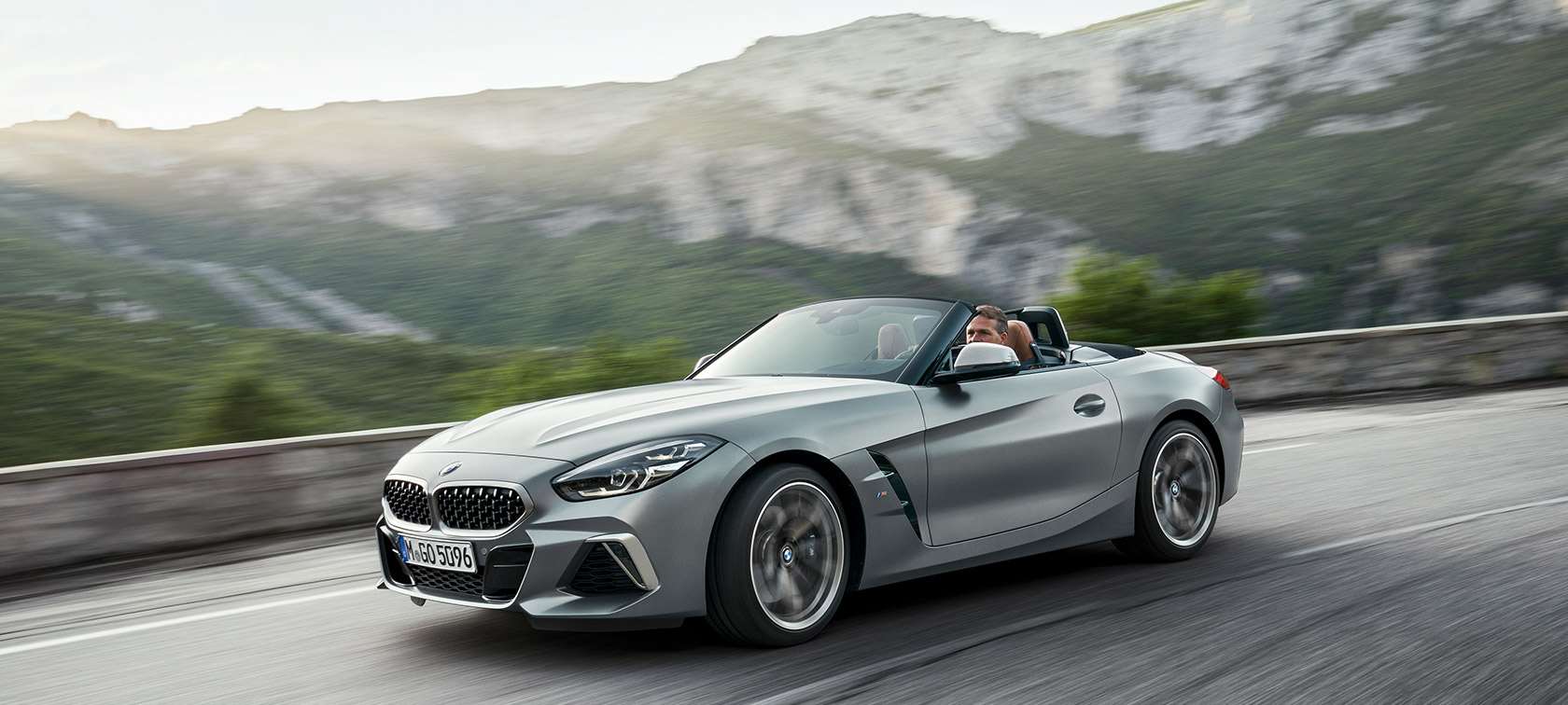 BMW Z4 M40i G29, шофиращо на фона на планина BMW Z4 Roadster M40i G29 2019 Кабриолет BMW Individual Frozen Grey metallic grau три четвърти изглед отпред, шофиращо на фона на планина