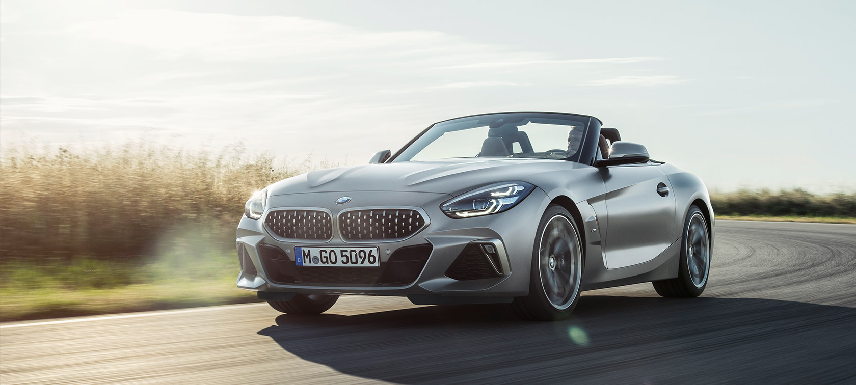 Три четвърти изглед отпред BMW Z4 M40i Roadster G29 BMW Z4 M40i Roadster G29 2019 Cabrio BMW Individual Frozen Grey metallic fahrend Dreiviertel-Frontansicht в движение три четвърти изглед отпред