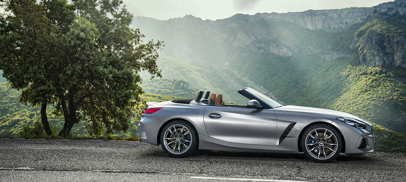 BMW Z4 M40i G29 Кабриолет при паркиране BMW Z4 M40i G29 2019 Кабриолет BMW Individual Frozen Grey metallic при паркиране, изглед отстрани