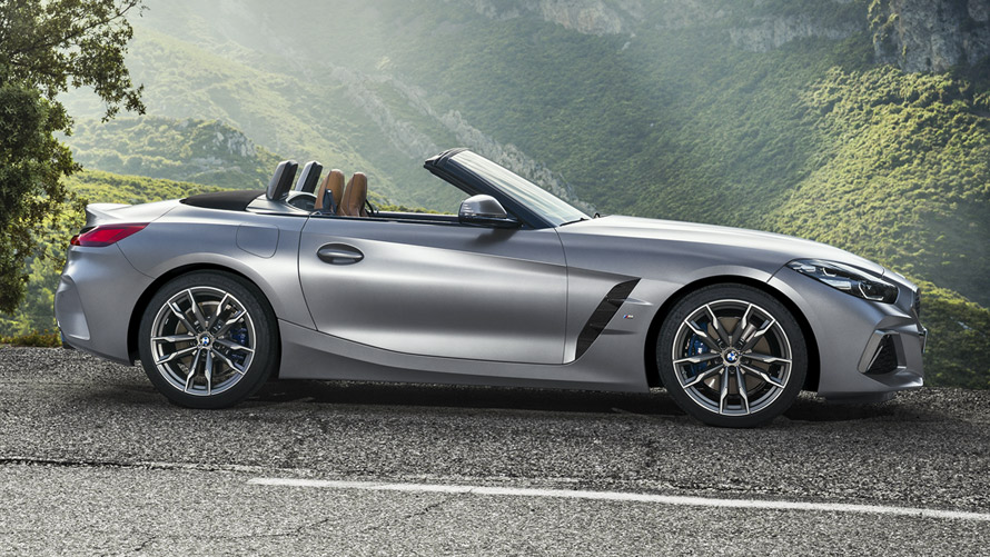 BMW Z4 M40i Роудстър G29 изглед отстрани BMW Z4 M40i Роудстър G29 изглед отстрани