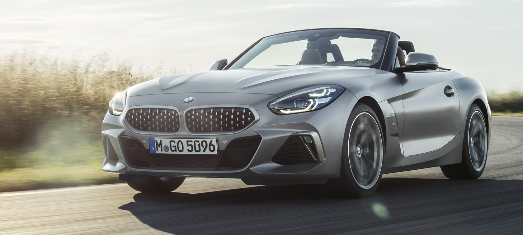 Три четвърти изглед отпред BMW Z4 M40i Роудстър G29 BMW Z4 M40i Роудстър G29 2019 BMW Individual Frozen Grey metallic три четвърти изглед отпред в движение