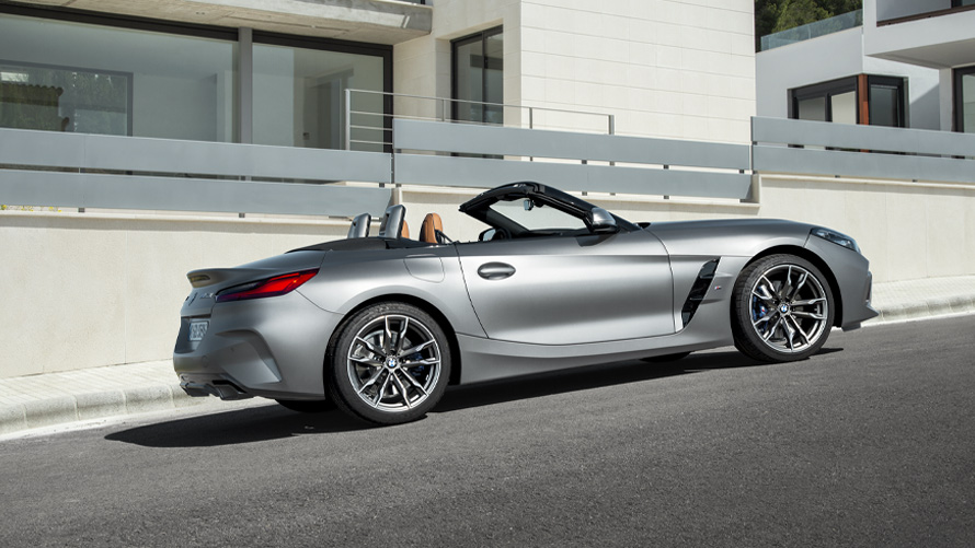 BMW Z4 M40i Роудстър G29 изглед отстрани на фона на сграда BMW Z4 M40i Роудстър G29 изглед отстрани на фона на сграда