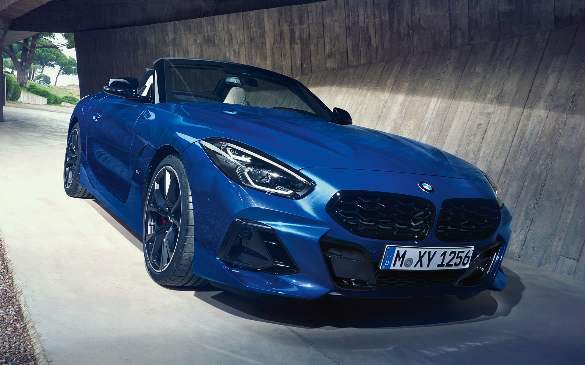 BMW Z4 M40i G29 2022 Portimao Blue изглед отгоре с отворен текстилен покрив