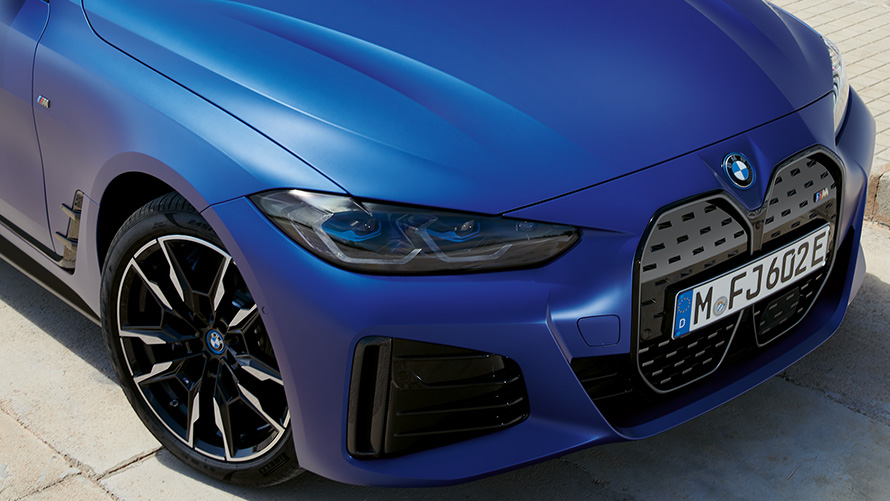 BMW i4 M50 G26 2021 BMW Individual Frozen Portimao Blue metallic три четвърти изглед отгоре