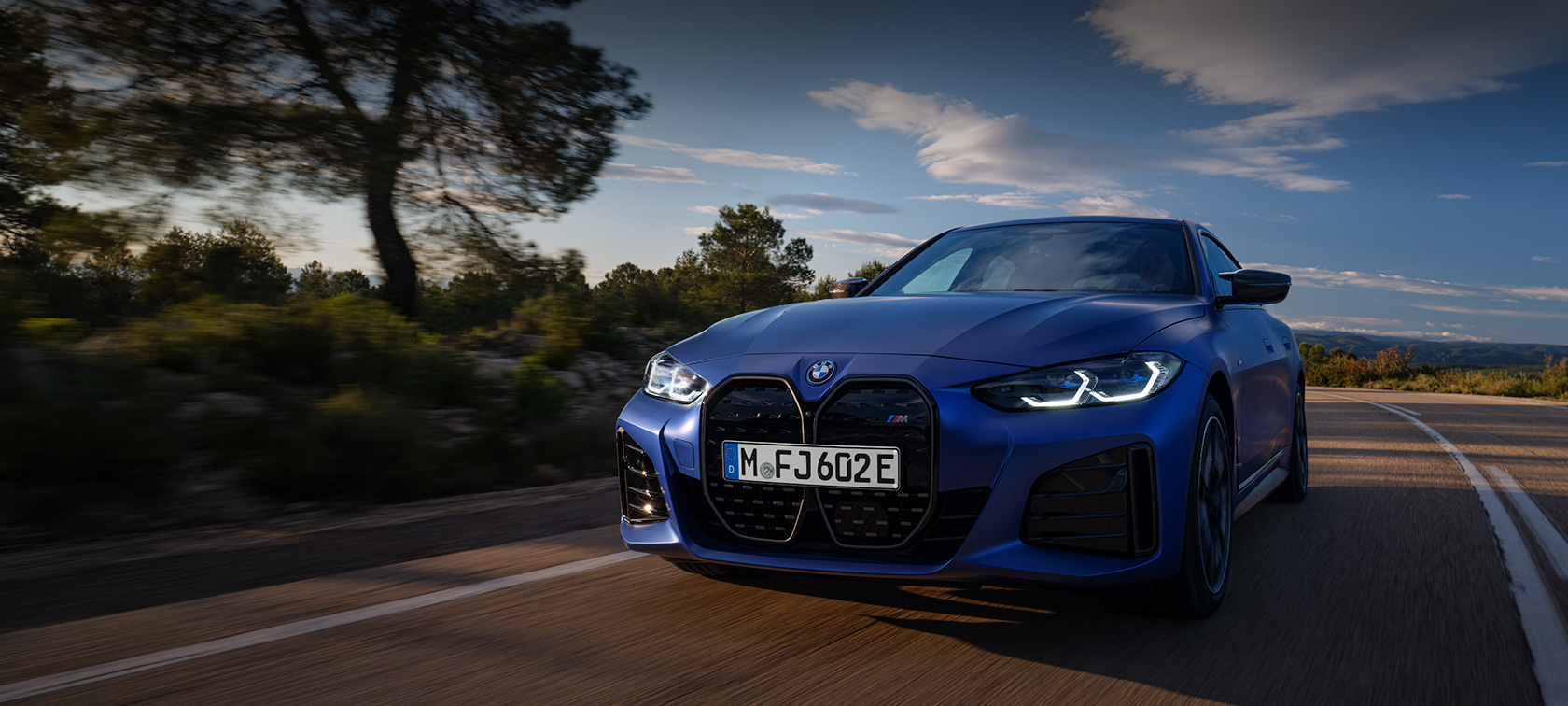BMW i4 M50 G26 2021 BMW Individual Frozen Portimao Blue metallic три четвърти изглед отпред