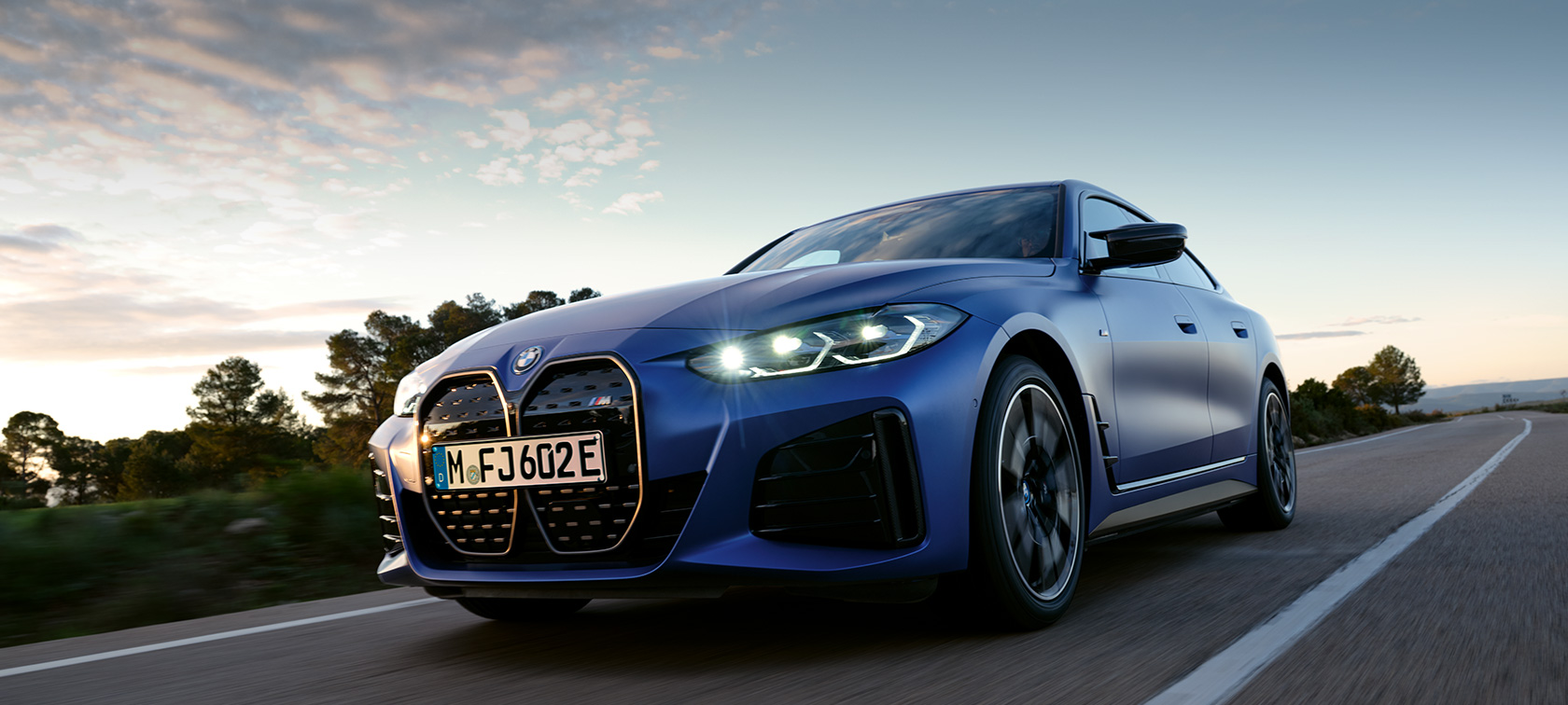 BMW i4 M50 G26 2021 изглед отстрани в покой на каменист терен BMW G26 2021 BMW Individual Frozen Portimao Blue metallic изглед отстрани в покой на каменист терен