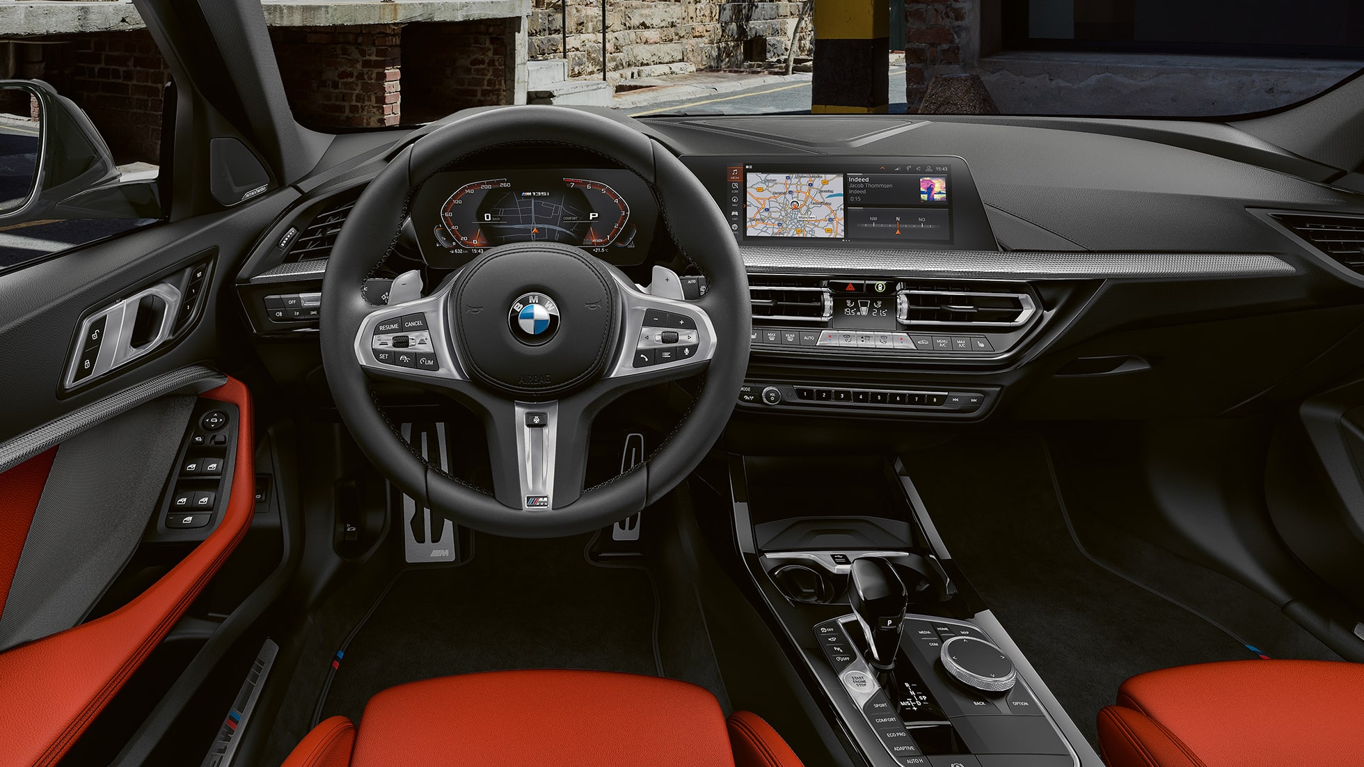 BMW M135i xDrive интериор. BMW M135i xDrive интериор с М кожен волан и М Спортни седалки.