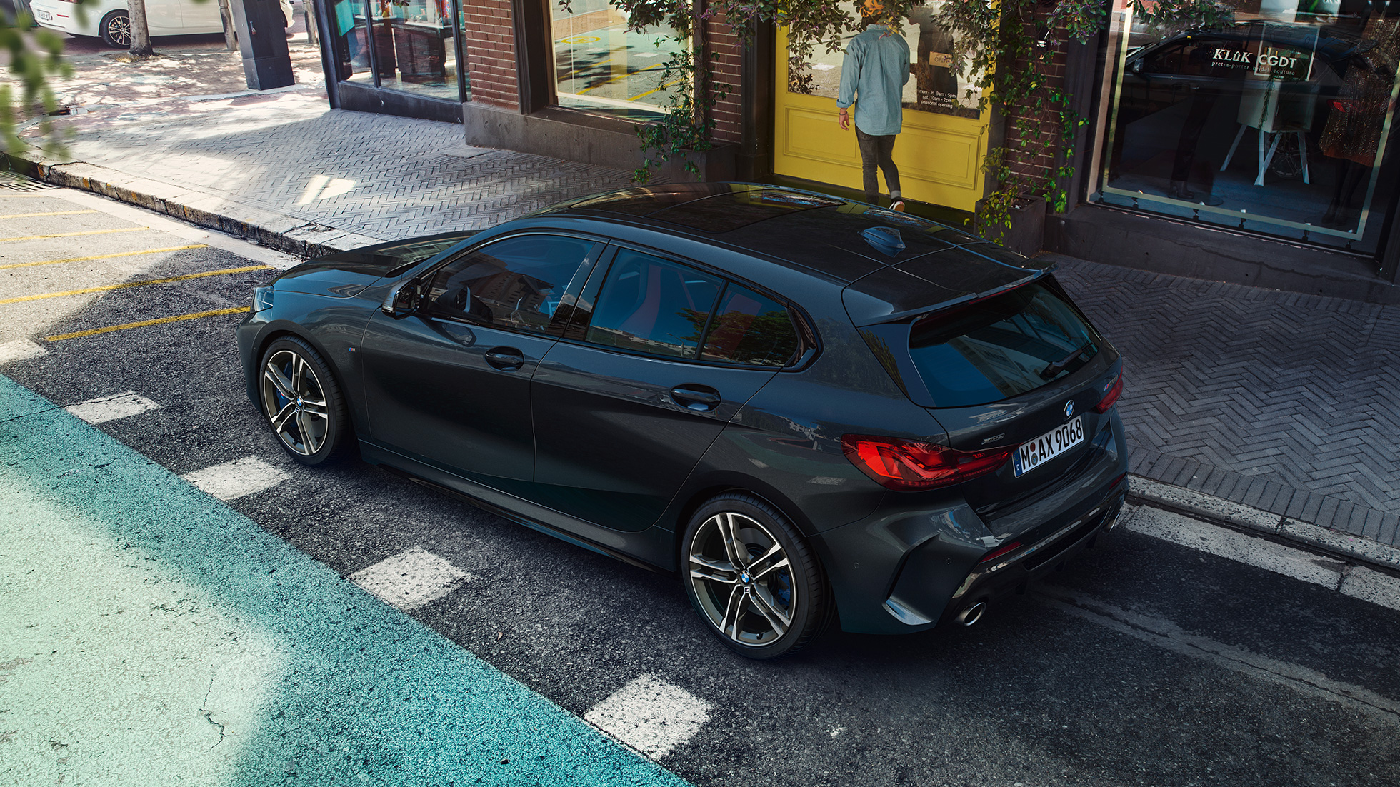 BMW M135i xDrive, паркирано BMW M135i xDrive в Black Sapphire metallic паркирано, изглед отстрани от „птичи поглед“