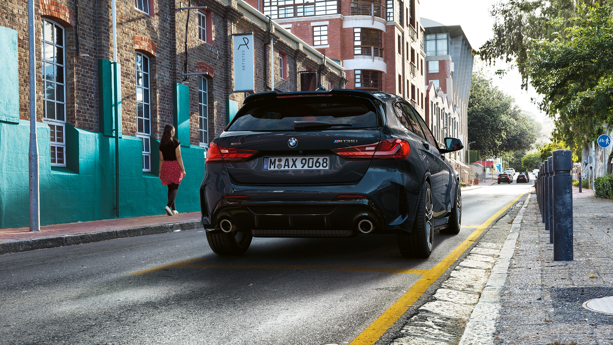 BMW M135i xDrive, изглед отзад BMW M135i xDrive в Black Sapphire metallic паркирано, изглед отзад