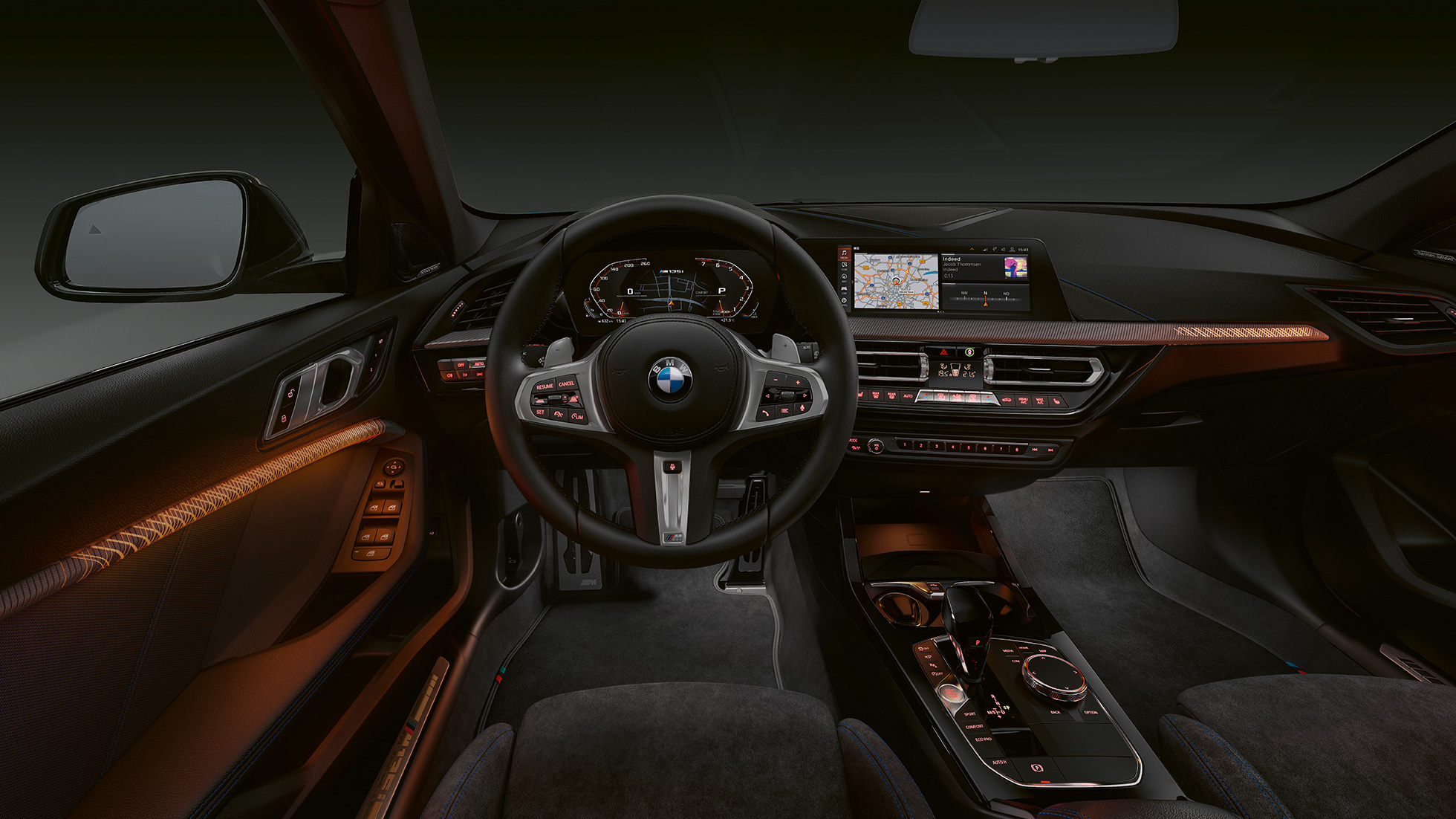 BMW M135i xDrive, кокпит. BMW M135i xDrive премиум интериор с осветени интериорни лайстни.