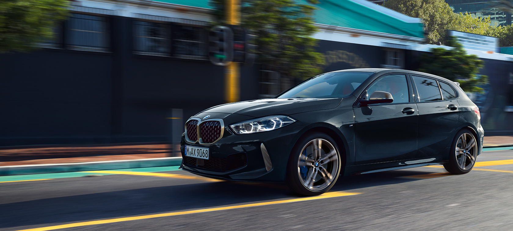 Новото BMW M135i xDrive Новото BMW M135i xDrive в Black Sapphire metallic, три четвърти изглед отстрани, в движение.